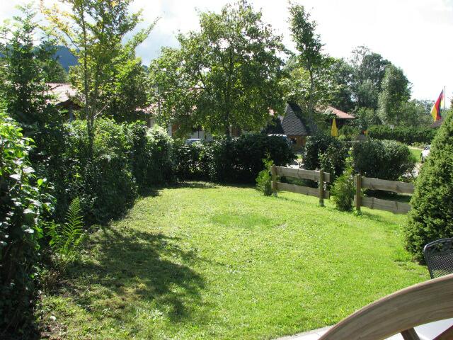 Garten: von der Terrasse gesehen,  gut zum spielen und sonnen